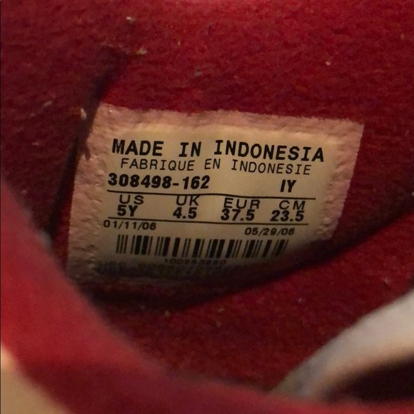 Kids Jordan sneakers size 5 - Picture 4 of 4